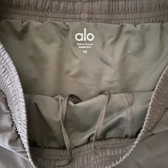 SOLD ALO Yoga Men’s “Adapt” 5” Inseam Short w/ Liner (S) *BESTSELLER* - Picture 11 of 13
